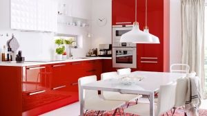 Glossy red Ringhult makes a bold statement, while the geometric dimples on the Herrestad wall cabinets add to the glamour